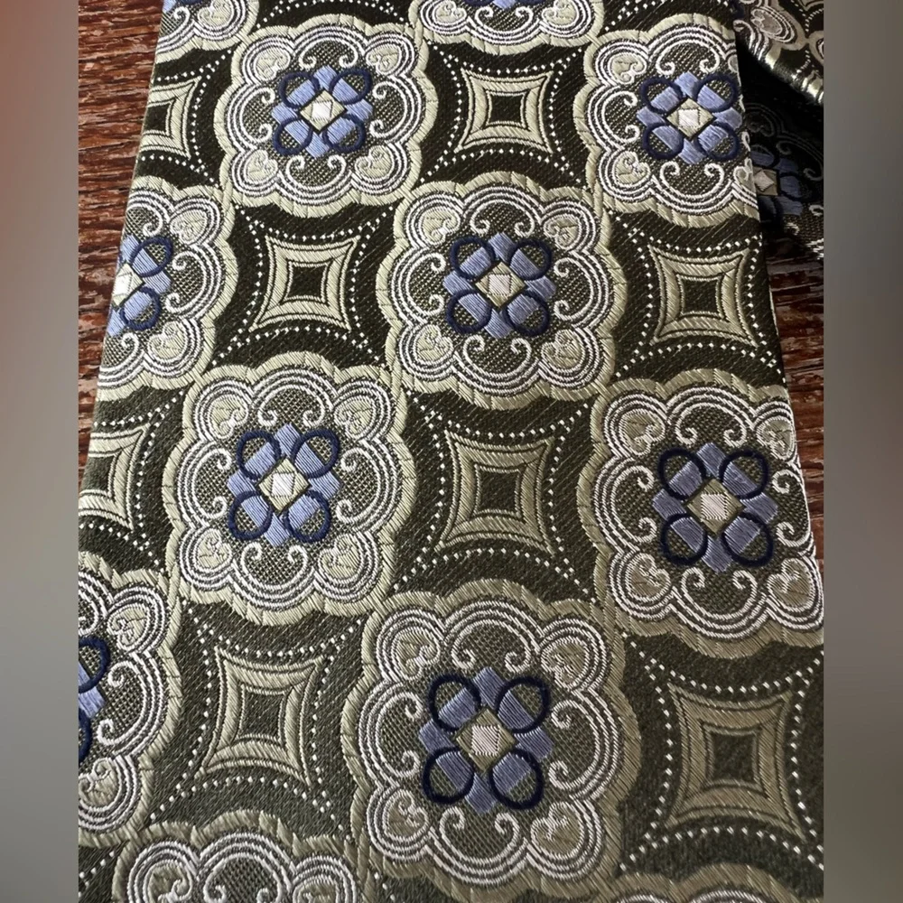 Jos. A. Bank Men’s Silk Tie Signature Collection Green Blue Medallion Motif EUC